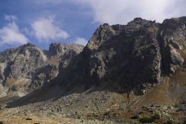 Dağlar. Rocky Tepesi. Yüksek Tatras, Slovakya 'da Sivy Zirvesi