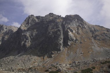 Dağlar. Rocky Tepesi. Yüksek Tatras, Slovakya 'da Sivy Zirvesi