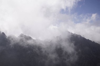 Dağlar. Rocky Tepesi. Yüksek Tatras, Slovakya 'da Sivy Zirvesi