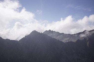 Dağlar. Rocky Tepesi. Yüksek Tatras, Slovakya 'da Sivy Zirvesi