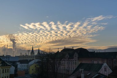 Şehirdeki binaların üzerinde gün doğumu ya da gün batımı. Slovakya
