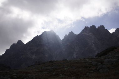 Dağlar. Rocky Tepesi. Yüksek Tatras, Slovakya 'da Sivy Zirvesi