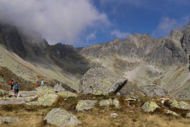 Dağlar. Rocky Tepesi. Yüksek Tatras, Slovakya 'da Sivy Zirvesi