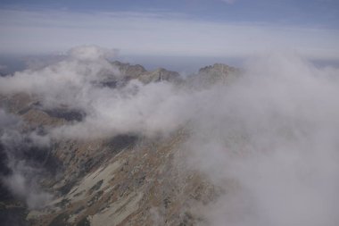 Dağlar. Rocky Tepesi. Yüksek Tatras, Slovakya 'da Sivy Zirvesi