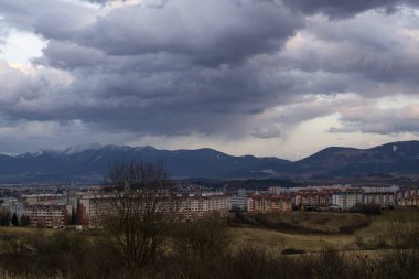 Zilina şehrindeki binaların üzerinde gün doğumu ya da gün batımı. Slovakya