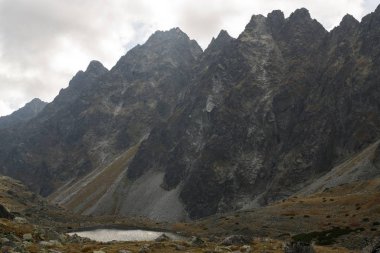 Dağlar. Rocky Tepesi. Yüksek Tatras, Slovakya 'da Sivy Zirvesi