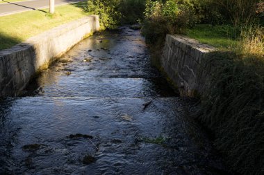 İlkbaharda doğada nehir. Slovakya