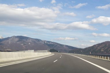 Gündüz vakti dağ yolu