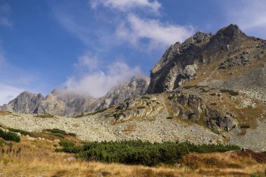 Dağlar. Rocky Tepesi. Yüksek Tatras, Slovakya 'da Sivy Zirvesi
