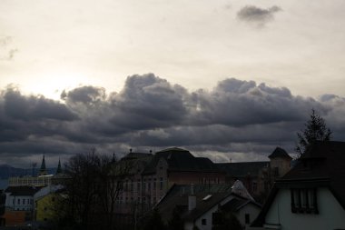 Zilina şehrindeki binaların üzerinde gün doğumu ve günbatımı. Slovakya 