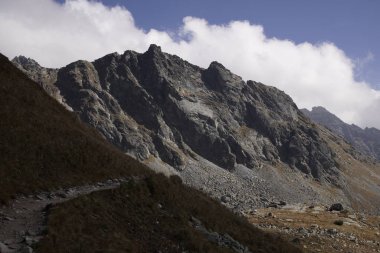 Dağlar. Rocky Tepesi. Yüksek Tatras, Slovakya 'da Sivy Zirvesi