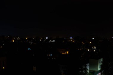 Geceleri aydınlık bir şehir. Geceleri şehir manzarası