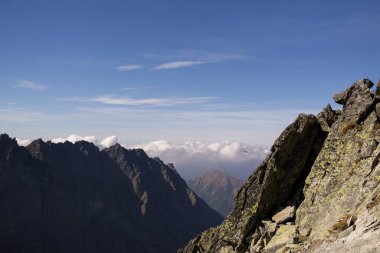 Dağlar. Rocky Tepesi. Yüksek Tatras, Slovakya 'da Sivy Zirvesi
