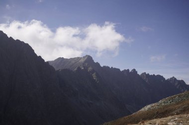 Dağlar. Rocky Tepesi. Yüksek Tatras, Slovakya 'da Sivy Zirvesi