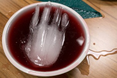 Kokteyl bardağındaki buzu kapat. 