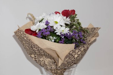 Beyaz arka planda bir buket çiçek