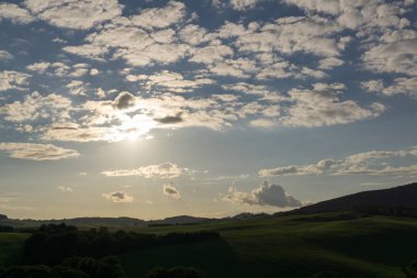 bulutlu ve güneşli dağ manzarası
