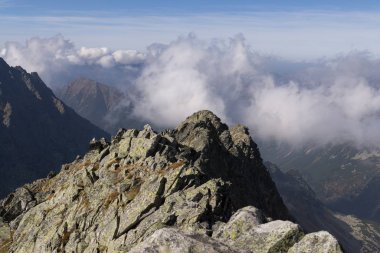 Dağlar. Rocky Tepesi. Yüksek Tatras, Slovakya 'da Sivy Zirvesi