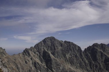 Dağlar. Rocky Tepesi. Yüksek Tatras, Slovakya 'da Sivy Zirvesi