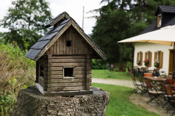 Trä Hus Skogen Bakgrunden — Stockfoto