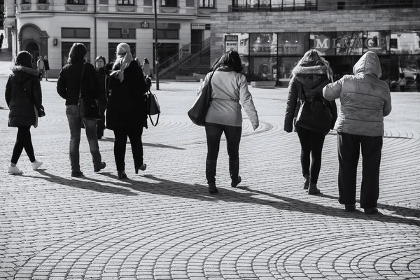 Stad Zilina Bevolkt Door Wandelende Mensen Met Schaduwen Slowakije — Stockfoto