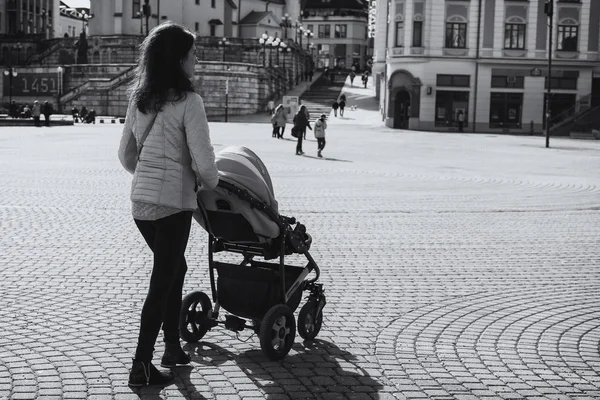 Stad Zilina Bevolkt Door Wandelende Mensen Met Schaduwen Slowakije — Stockfoto