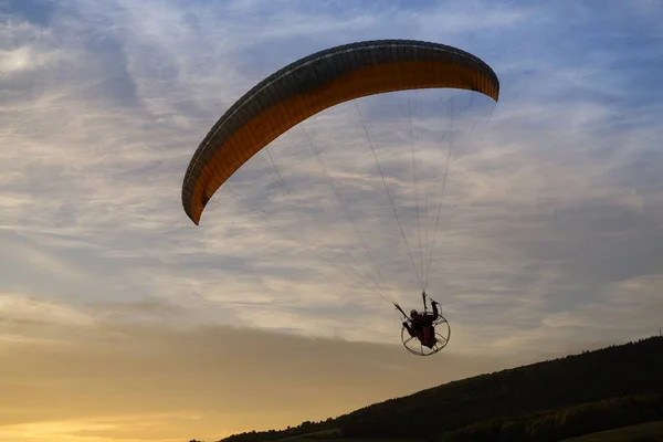 Paraglider Vliegen Lucht Tijdens Kleurrijke Zonsondergang Slowakije — Stockfoto