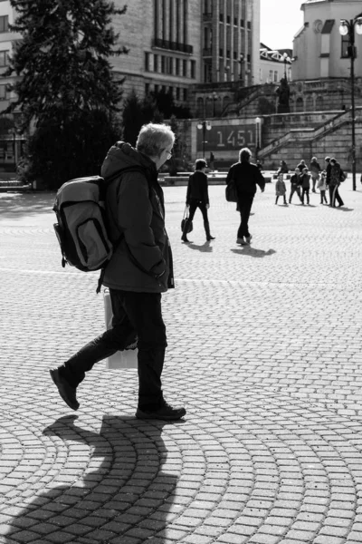 Ciudad Zilina Llena Gente Caminando Con Sombras Eslovaquia — Foto de Stock