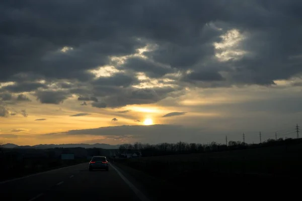 Samochód Drodze Podczas Zachodu Słońca Tle — Zdjęcie stockowe