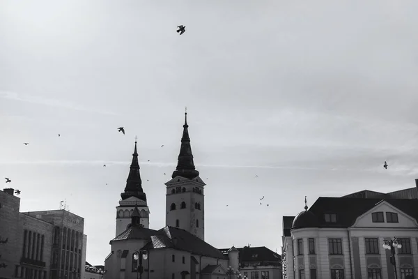 Церковь Город Солнечный День Облаками Небе Словакия — стоковое фото