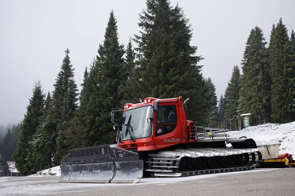 Kayak hazırlıkları için kırmızı makine