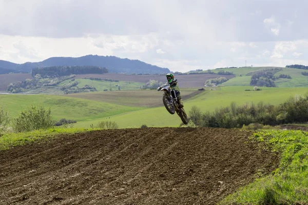 Motociclista Equitação Paisagem Rural — Fotografia de Stock