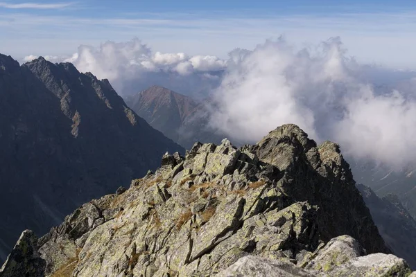 Dağlar. Rocky Tepesi. Yüksek Tatras, Slovakya 'da Sivy Zirvesi