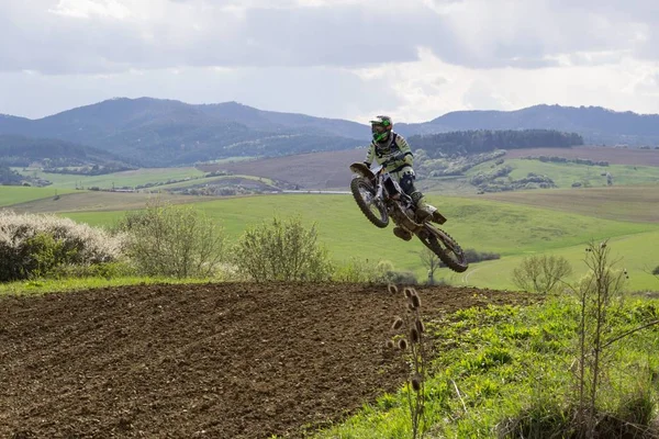 Motocross Cavaleiro Equitação Paisagem Rural — Fotografia de Stock