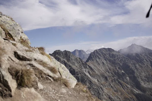 Dağ tepelerinde gündüz vakti çekilen yol