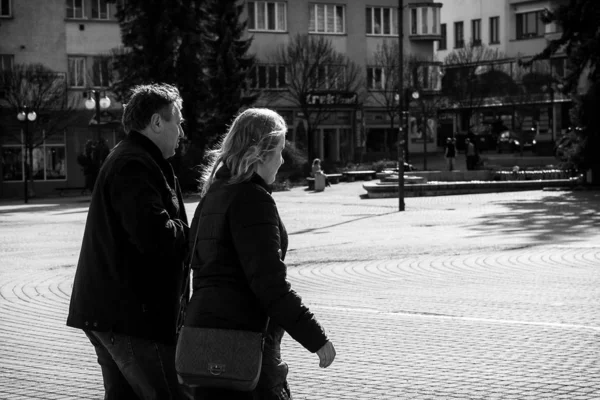 Stad Zilina Bevolkt Door Wandelende Mensen Met Schaduwen Slowakije — Stockfoto