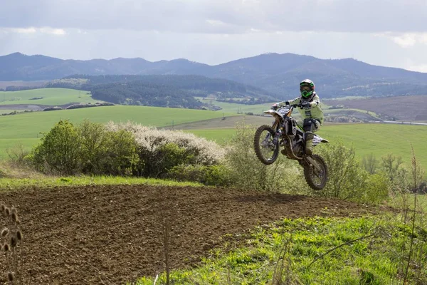 Motocross Fahrer Fährt Ländlicher Landschaft — Stockfoto