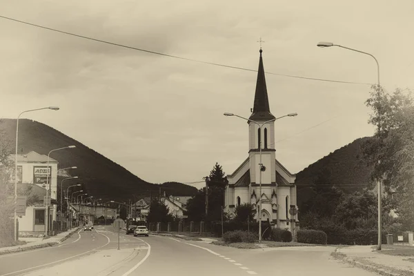 古い教会のある街の眺め — ストック写真