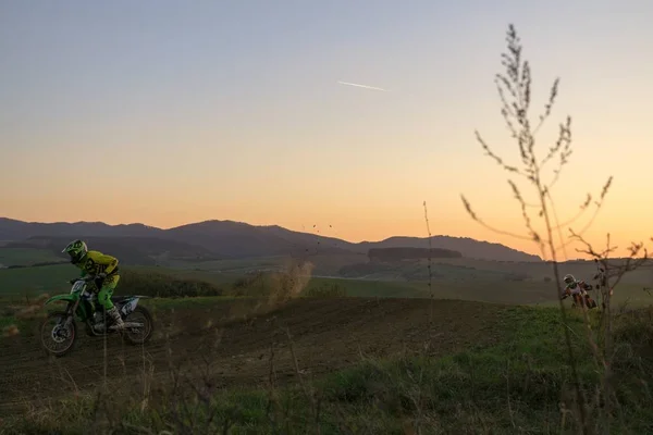 Motocross Motociclista Pôr Sol Fundo Close Tiro — Fotografia de Stock