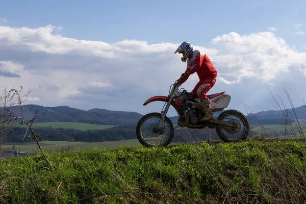 Motocross Motociclista Sta Cavalcando Nel Paesaggio Rurale — Foto Stock