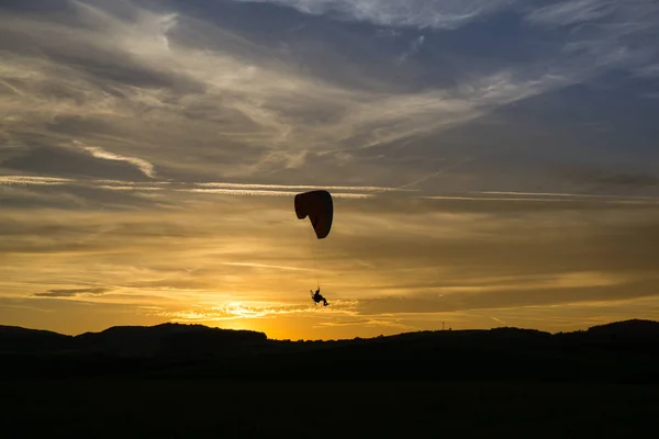 Paraglider Flyger Luften Färgglada Solnedgången Slovakien — Stockfoto