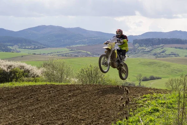 Motocross Fahrer Fährt Ländlicher Landschaft — Stockfoto