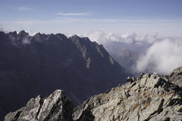 Dağlar. Rocky Tepesi. Yüksek Tatras, Slovakya 'da Sivy Zirvesi