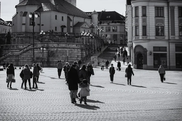 Город Жилина Переполнен Ходячими Людьми Тенями Словакия — стоковое фото