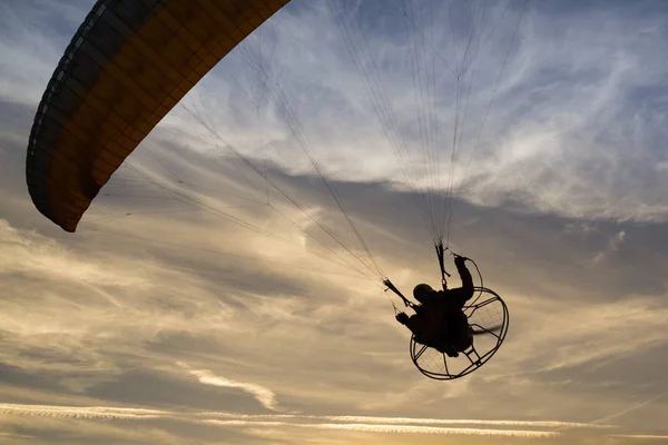 Paraglider Vliegen Lucht Tijdens Kleurrijke Zonsondergang Slowakije — Stockfoto