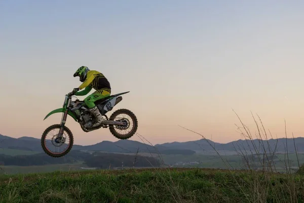 Motocross Motorradfahrer Auf Sonnenuntergang Hintergrund Nahaufnahme — Stockfoto