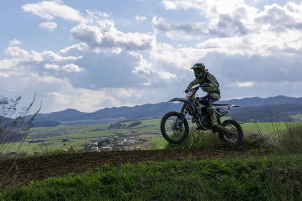 Motocross Motociclista Está Montando Paisagem Rural — Fotografia de Stock