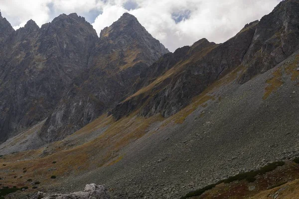 Dağlar. Rocky Tepesi. Yüksek Tatras, Slovakya 'da Sivy Zirvesi