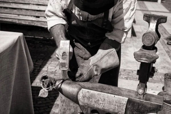 Kovář Pracující Dílně Zblízka — Stock fotografie