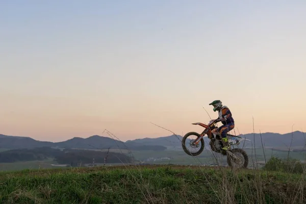日没の背景にモトクロスバイクショット — ストック写真